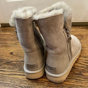 UGG Bailey Zip Short sz 9